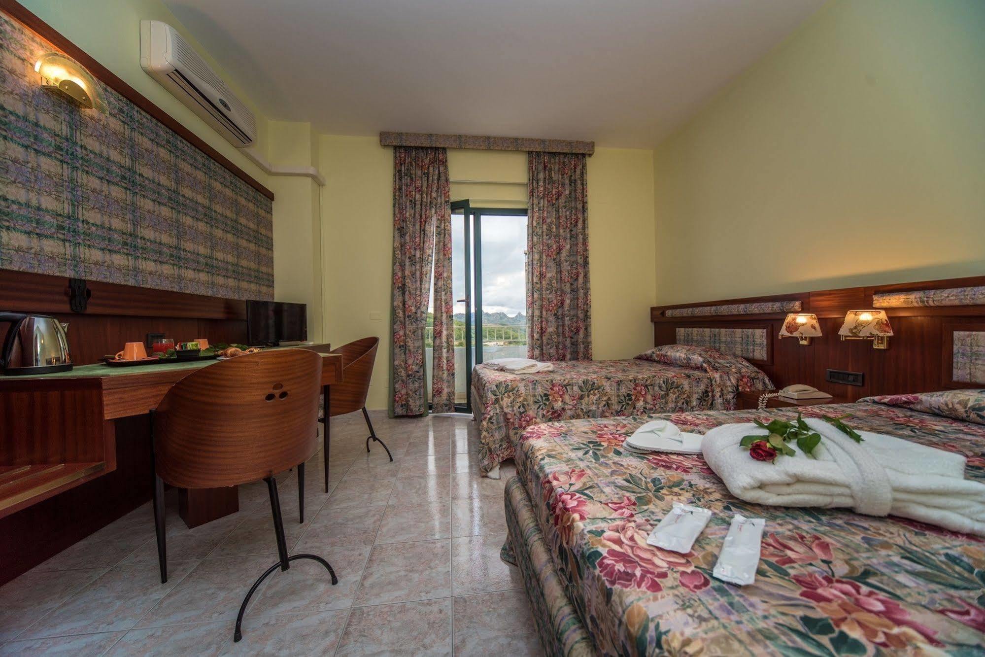 New Petit Hotel Tempio Pausania Extérieur photo