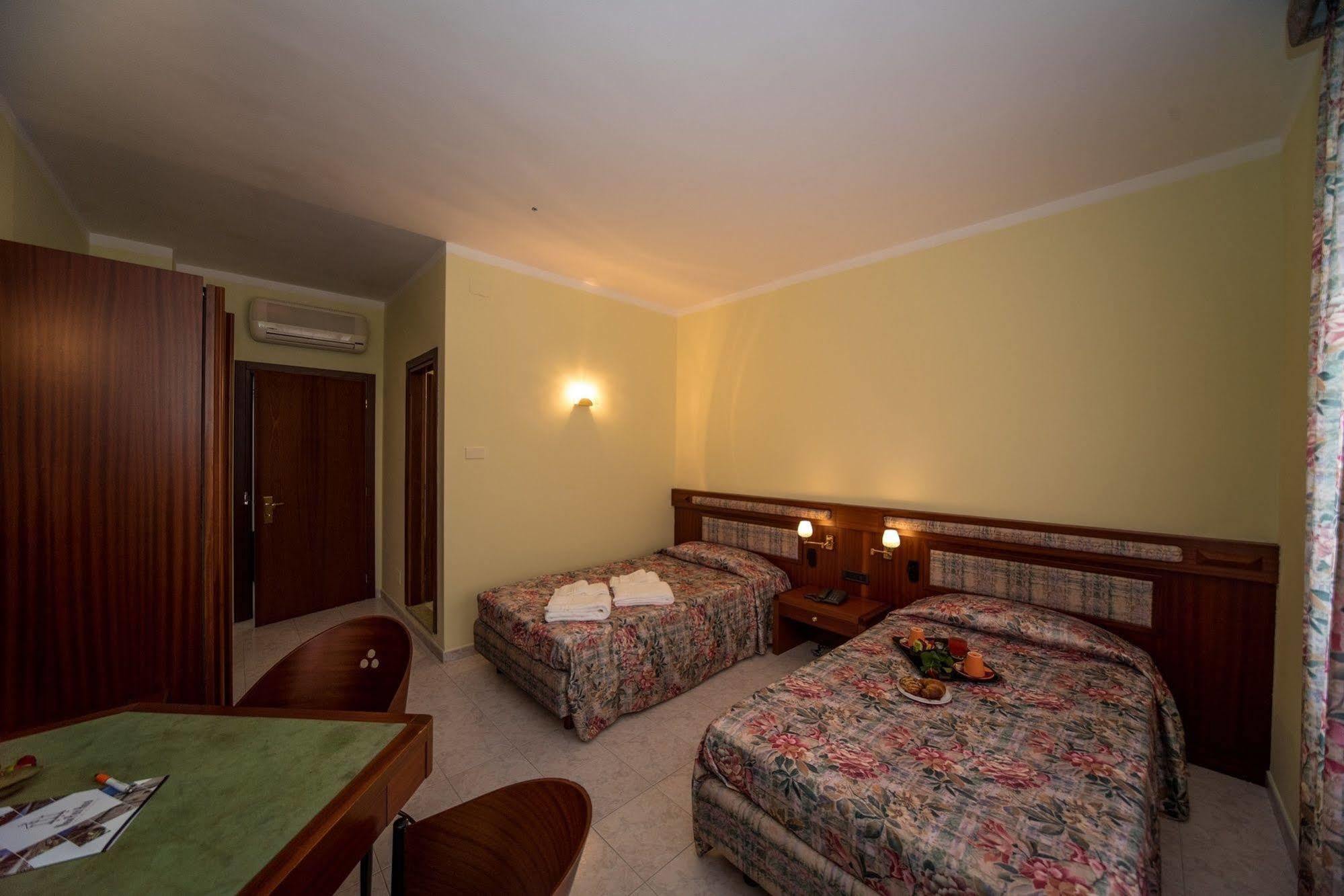 New Petit Hotel Tempio Pausania Extérieur photo
